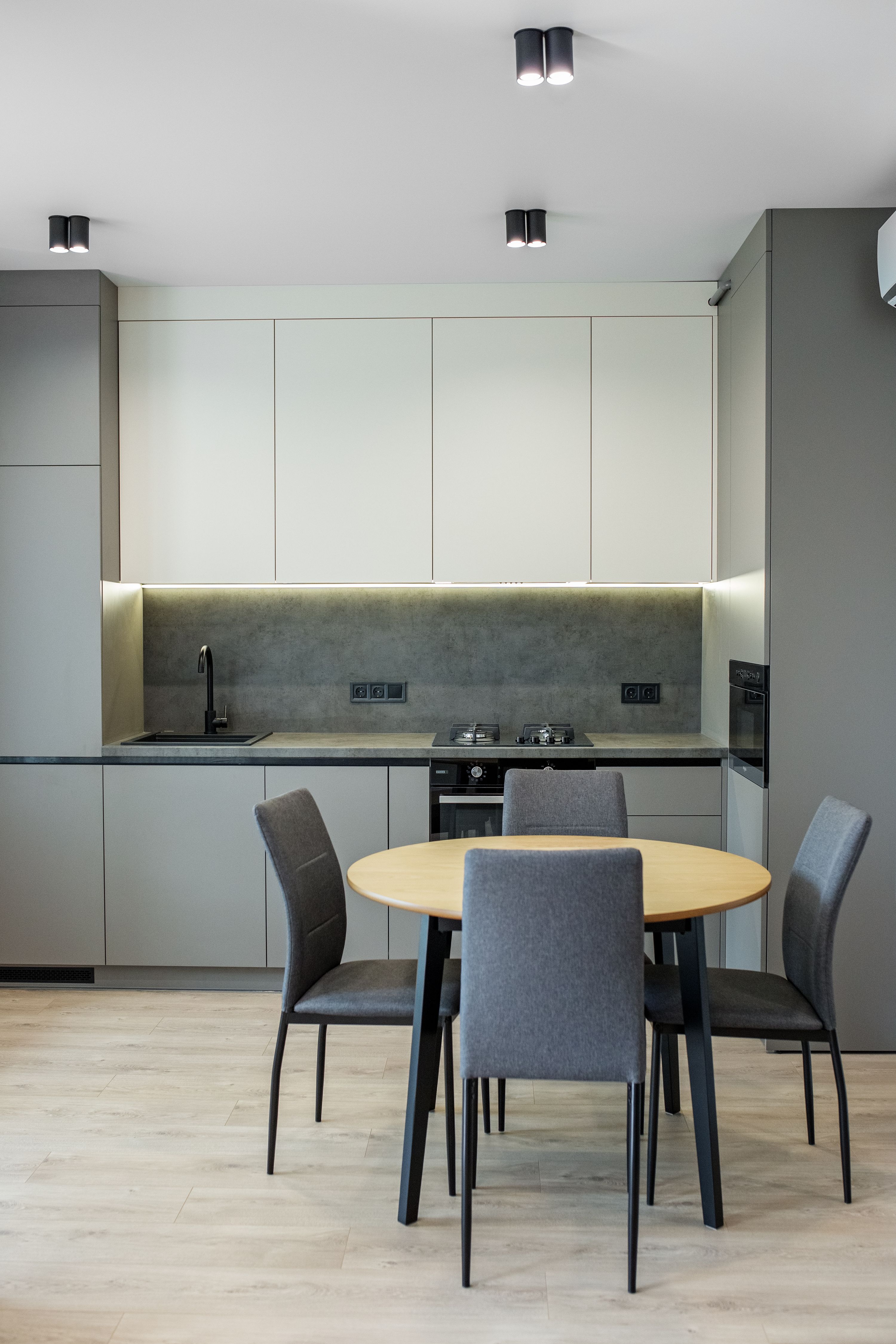 Modern Family Home — gallery image 1